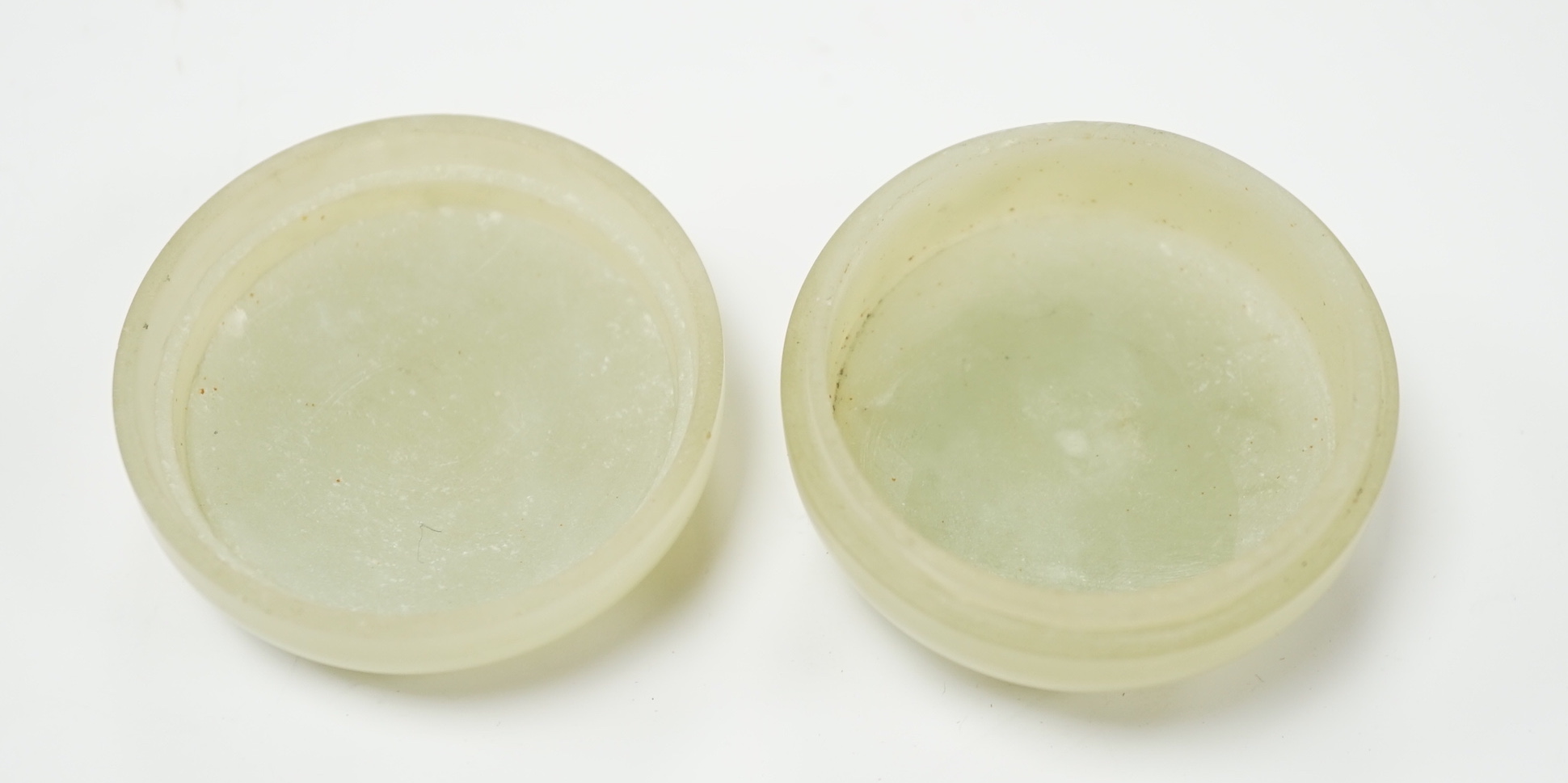 A Chinese bowenite jade seal paste box, 5cm in diameter